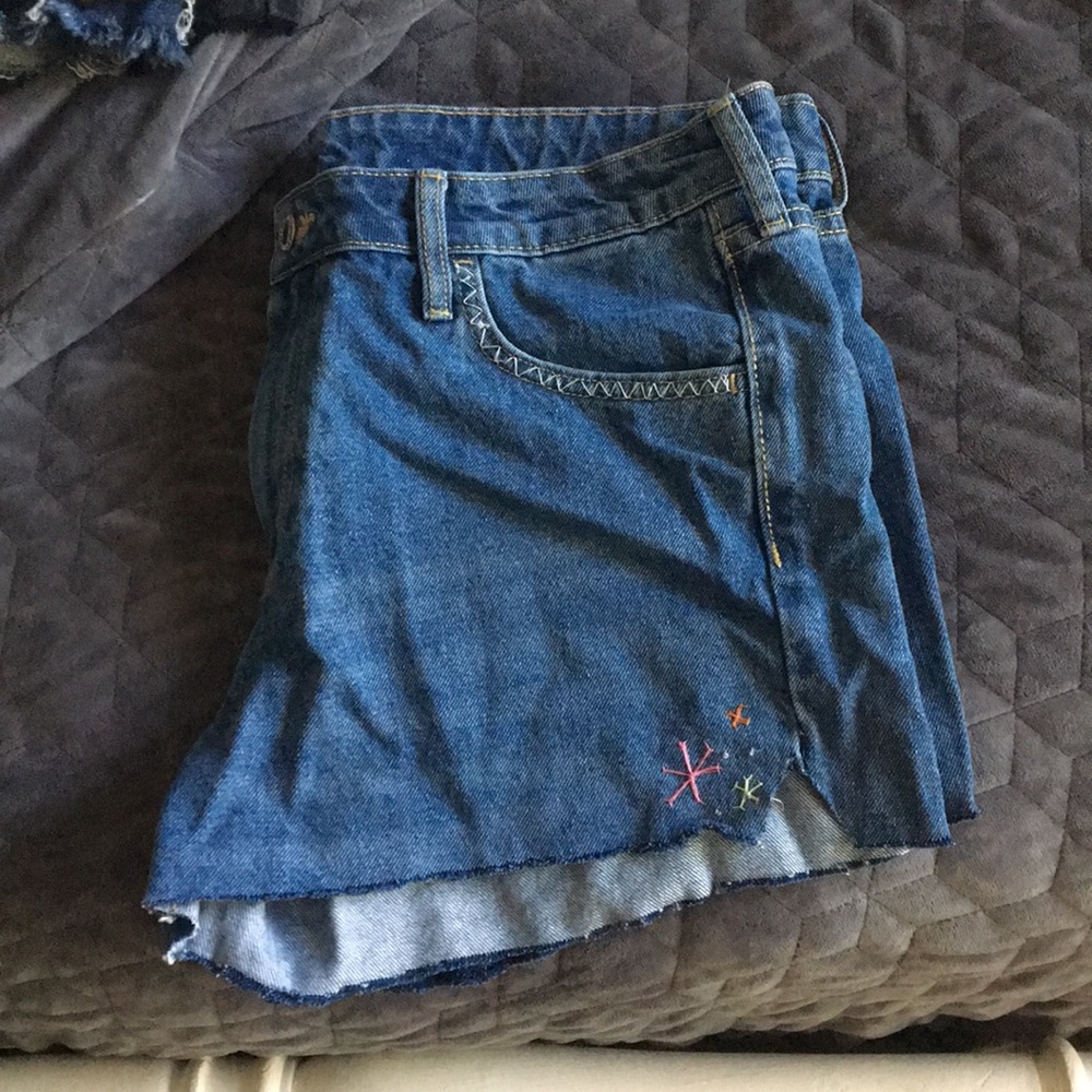 Blue jean shorts with embroidered details
